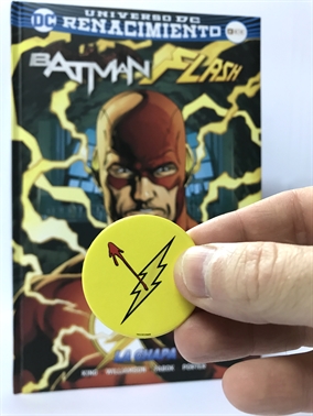 Batman Day 2017 - Un vistazo a Batman/Flash: La chapa - Edición limitada con chapa extraíble